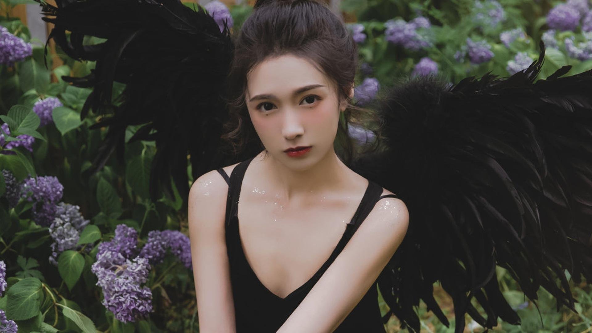 球员平均年龄约23.5岁，年轻阵容为主，足球球员平均年龄